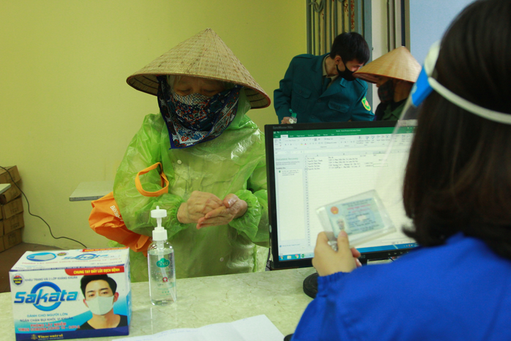 Người nghèo đội mưa đến nhận gạo miễn phí từ 'cây ATM' ở Hà Nội - 6