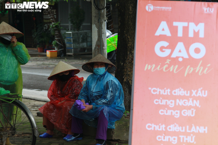 Người nghèo đội mưa đến nhận gạo miễn phí từ 'cây ATM' ở Hà Nội - 1