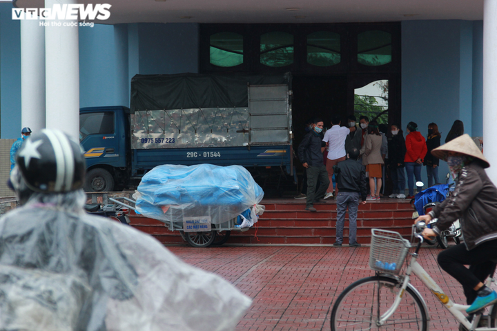 Người nghèo đội mưa đến nhận gạo miễn phí từ 'cây ATM' ở Hà Nội - 3