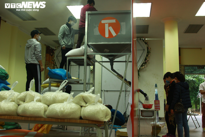 Người nghèo đội mưa đến nhận gạo miễn phí từ 'cây ATM' ở Hà Nội - 11