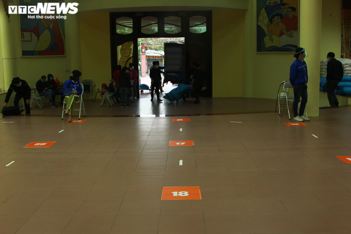 Người nghèo đội mưa đến nhận gạo miễn phí từ 'cây ATM' ở Hà Nội - 8