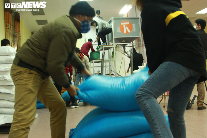 Người nghèo đội mưa đến nhận gạo miễn phí từ 'cây ATM' ở Hà Nội - 10