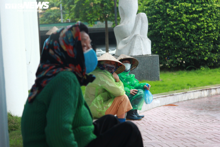 Người nghèo đội mưa đến nhận gạo miễn phí từ 'cây ATM' ở Hà Nội - 4