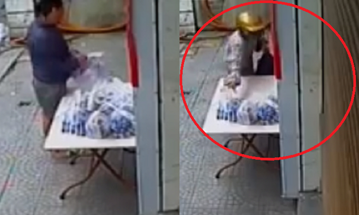 Phẫn nộ người phụ nữ cầm túi nilon vơ vét hết quà từ thiện đem đi - 1