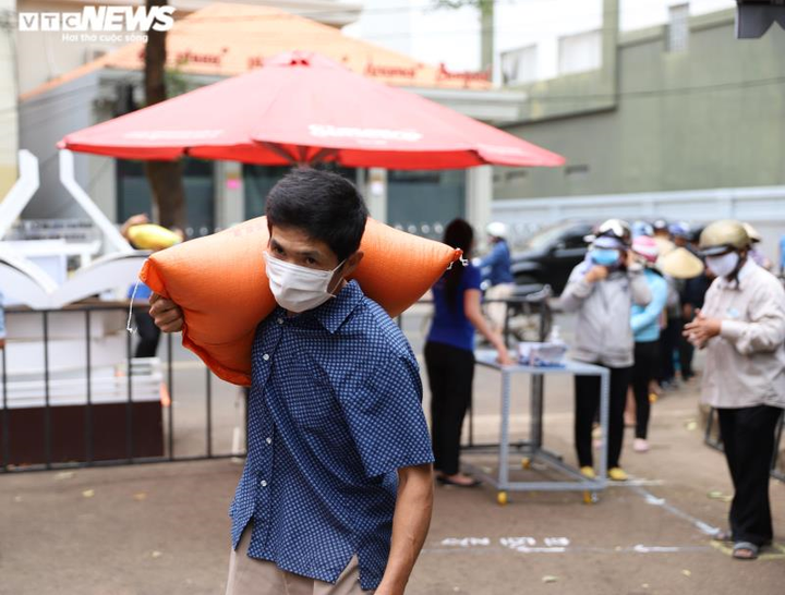 Ảnh: Cây 'ATM gạo' miễn phí cho người nghèo đầu tiên ở Tây Nguyên - 8