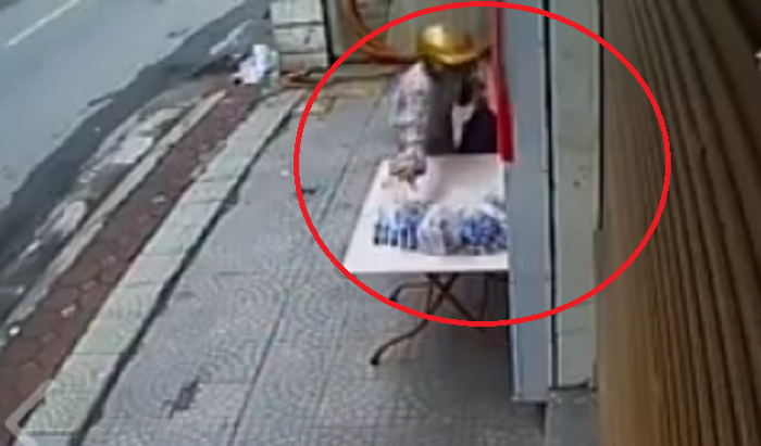 Phẫn nộ người phụ nữ cầm túi nilon vơ vét hết quà từ thiện đem đi - 2