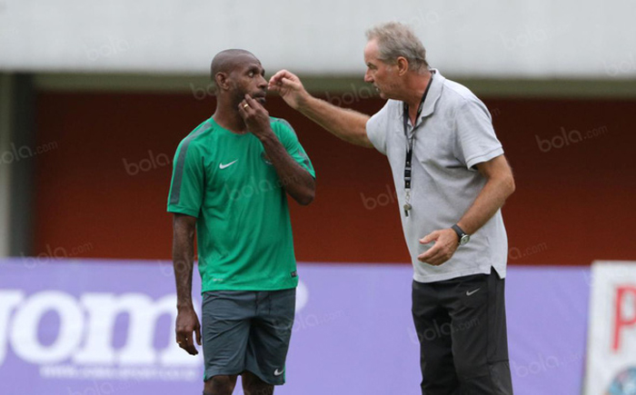 HLV Alfred Riedl khó chịu chuyện 'đi vệ sinh xong không rửa tay' tại Indonesia - 1