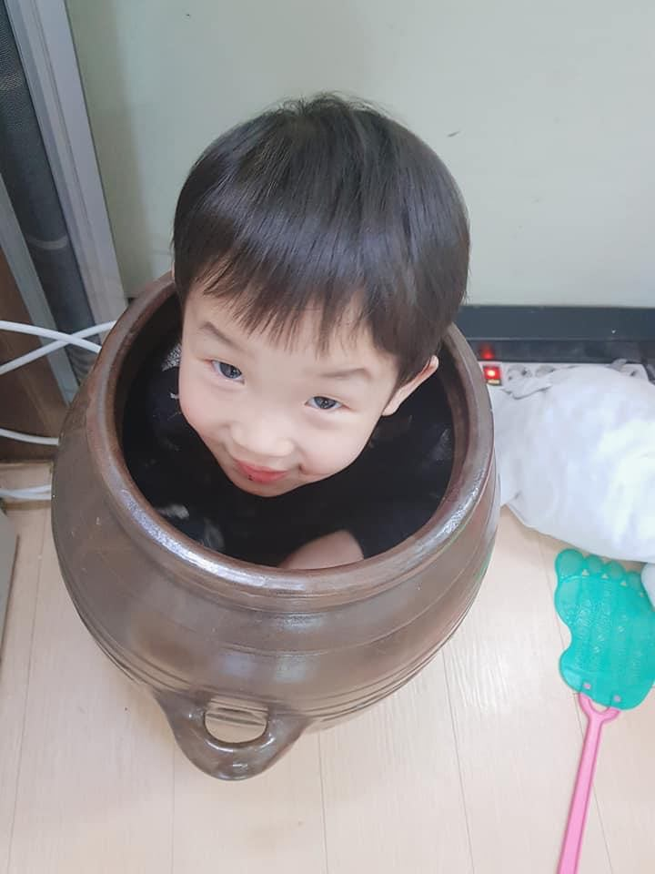 'Cười té ghế' 1001 kiểu trông con của bố mẹ thời COVID-19 - 6