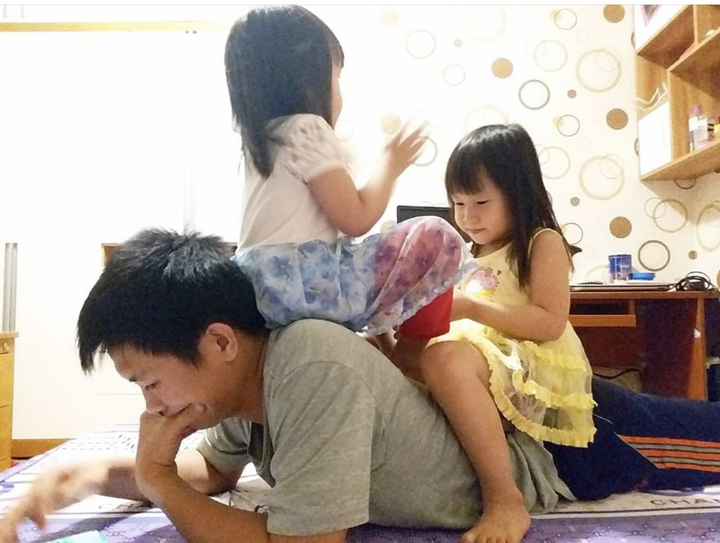 'Cười té ghế' 1001 kiểu trông con của bố mẹ thời COVID-19 - 7