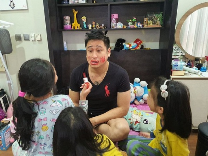 'Cười té ghế' 1001 kiểu trông con của bố mẹ thời COVID-19 - 8