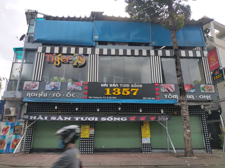 Hàng quán ở TP.HCM, Hà Nội vẫn đóng cửa trong ngày cuối cách ly toàn xã hội - 1