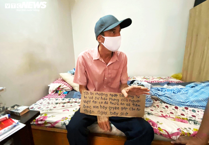 Thầy giáo Tây đứng đường xin tiền chỉ lấy đủ tiền trọ, quyên lại 36,3 triệu đồng - 1