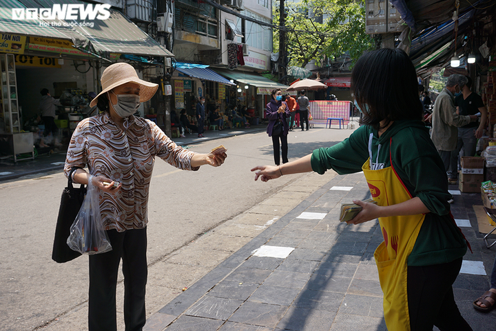 Độc đáo khu chợ kẻ ô, đứng không đúng ô không được mua hàng - 4