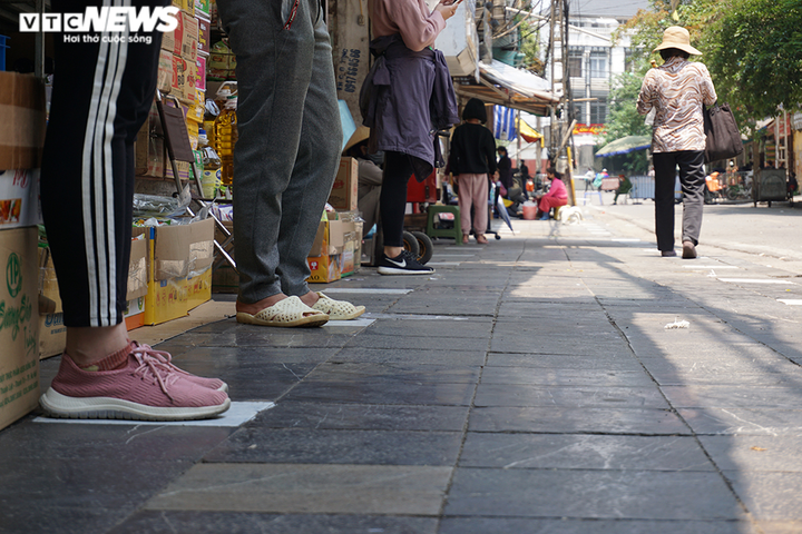 Độc đáo khu chợ kẻ ô, đứng không đúng ô không được mua hàng - 6