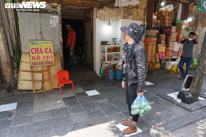 Độc đáo khu chợ kẻ ô, đứng không đúng ô không được mua hàng - 5