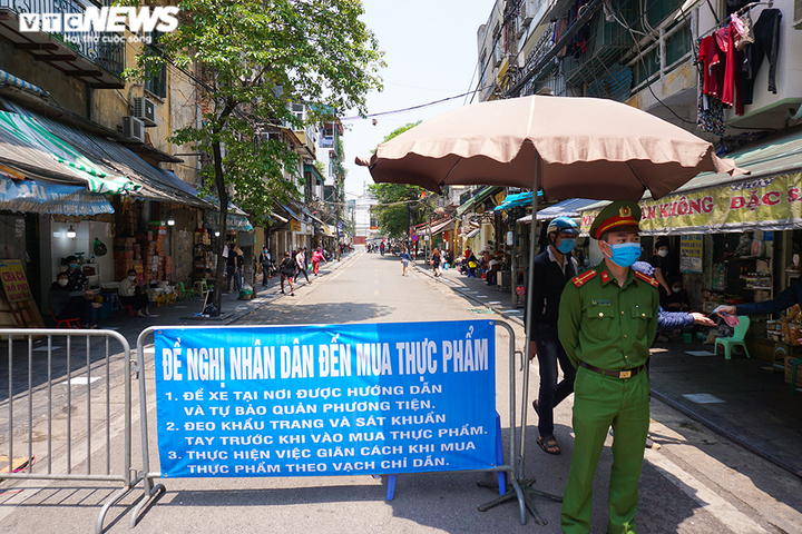 Độc đáo khu chợ kẻ ô, đứng không đúng ô không được mua hàng - 1