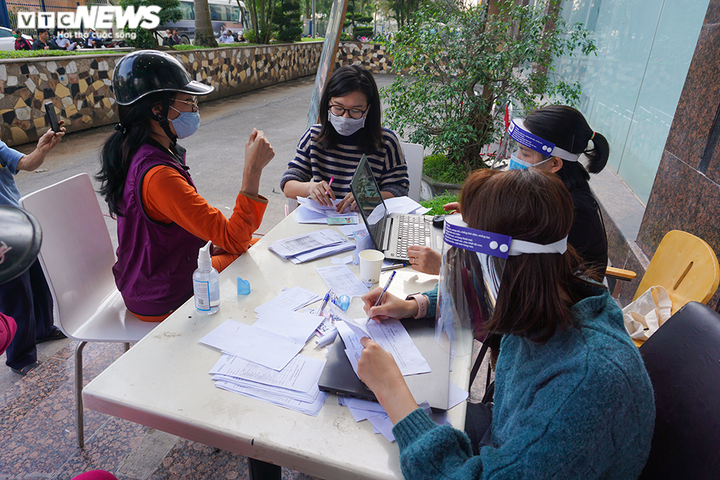 Dòng người xếp hàng tại siêu thị 0 đồng dành cho người nghèo đầu tiên Hà Nội - 7