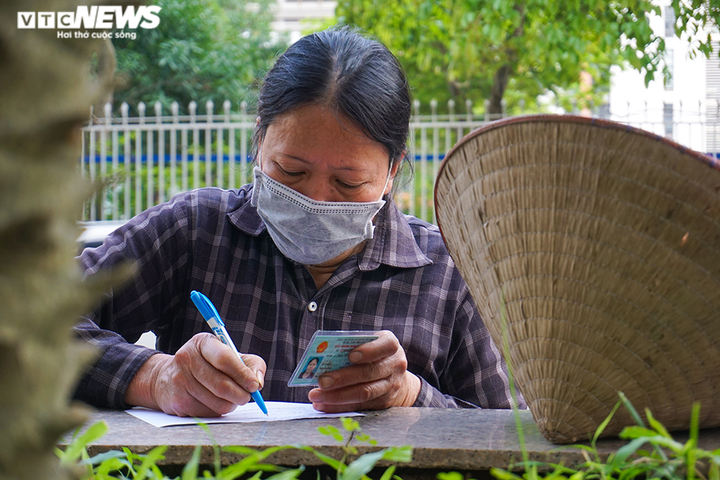 Dòng người xếp hàng tại siêu thị 0 đồng dành cho người nghèo đầu tiên Hà Nội - 3