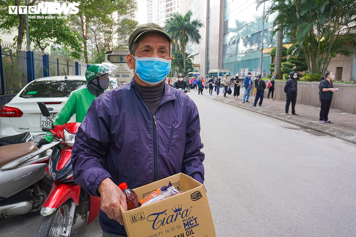 Dòng người xếp hàng tại siêu thị 0 đồng dành cho người nghèo đầu tiên Hà Nội - 14