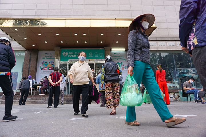 Dòng người xếp hàng tại siêu thị 0 đồng dành cho người nghèo đầu tiên Hà Nội - 13