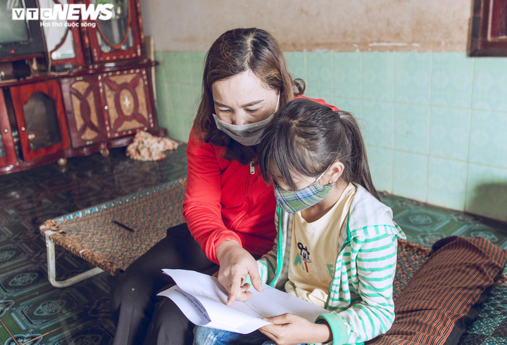 Giáo viên vượt đường khó, đến tận nhà học sinh vùng sâu giao bài tập - 2