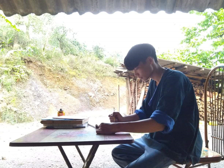 Học sinh vùng cao vừa chăn trâu, vừa dò sóng điện thoại học trực tuyến - 3