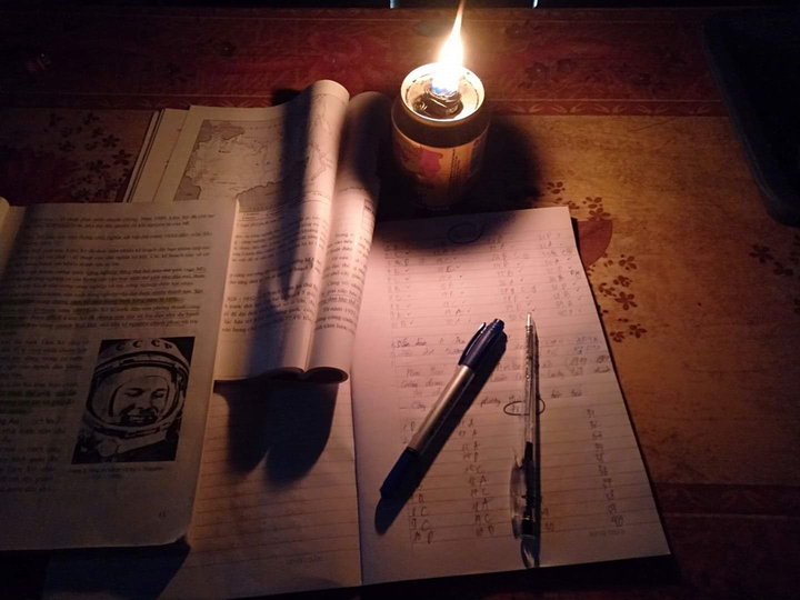 Xúc động hình ảnh học sinh miền núi leo đồi bắt sóng 4G, dựng lán học online - 4