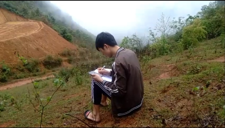 Xúc động hình ảnh học sinh miền núi leo đồi bắt sóng 4G, dựng lán học online - 7