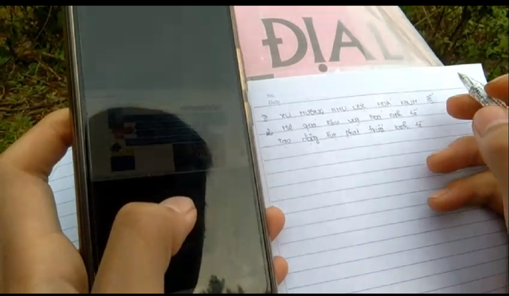 Xúc động hình ảnh học sinh miền núi leo đồi bắt sóng 4G, dựng lán học online - 12