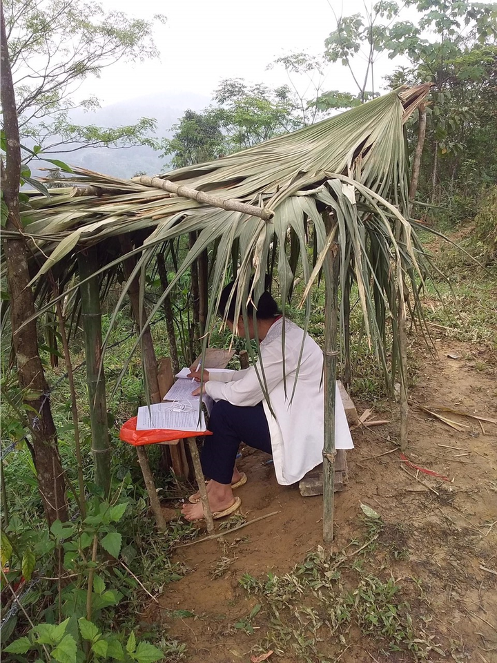 Xúc động hình ảnh học sinh miền núi leo đồi bắt sóng 4G, dựng lán học online - 9