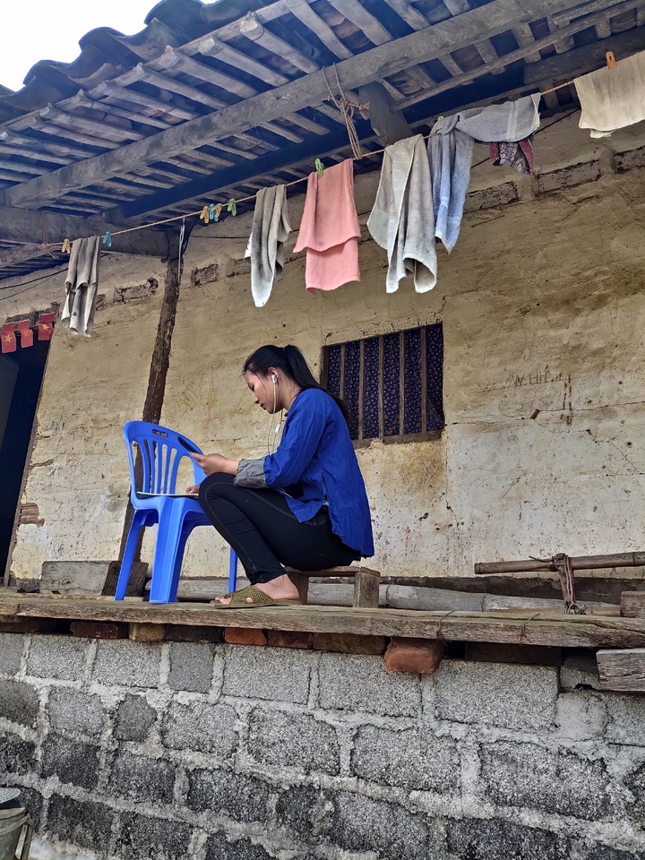 Xúc động hình ảnh học sinh miền núi leo đồi bắt sóng 4G, dựng lán học online - 11