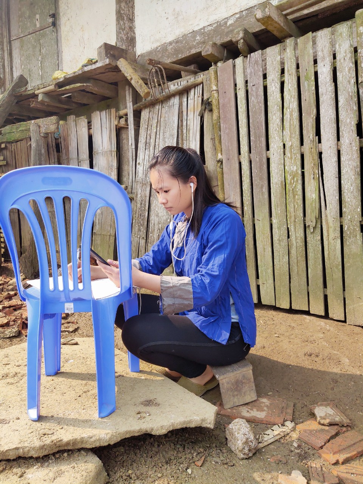 Xúc động hình ảnh học sinh miền núi leo đồi bắt sóng 4G, dựng lán học online - 10