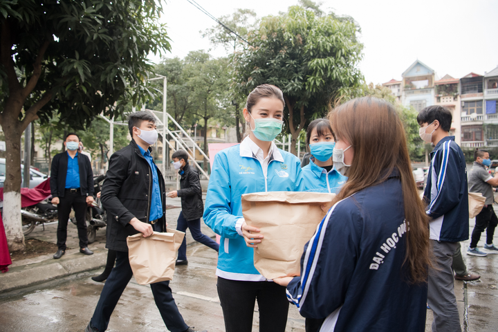 Á hậu Huyền My tới xóm chạy thận tặng suất ăn tiếp sức chống dịch COVID-19 - 2