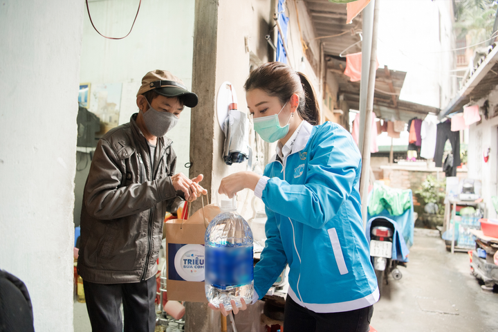 Á hậu Huyền My tới xóm chạy thận tặng suất ăn tiếp sức chống dịch COVID-19 - 1