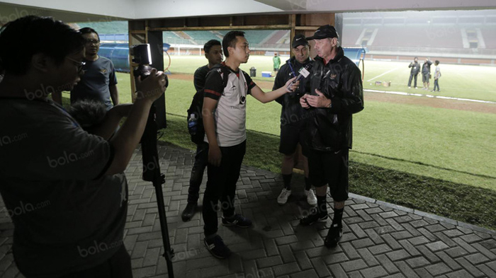 HLV Alfred Riedl khó chịu chuyện 'đi vệ sinh xong không rửa tay' tại Indonesia - 2