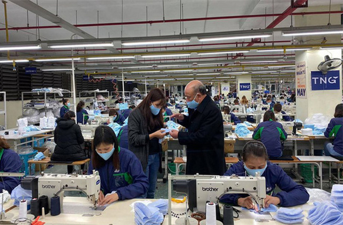 Bộ Công Thương: Ồ ạt sản xuất khẩu trang xuất khẩu có thể ‘lợi bất cập hại’ - 1