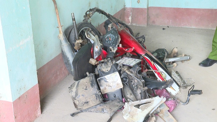 Chăn nuôi thất bát, hai vợ chồng rủ nhau trộm 16 xe máy - 2