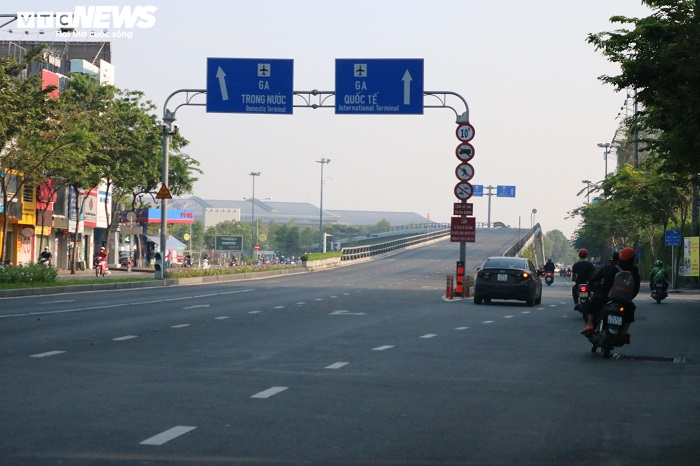 Sân bay Tân Sơn Nhất vẫn đìu hiu trong ngày cuối cách ly toàn xã hội - 2