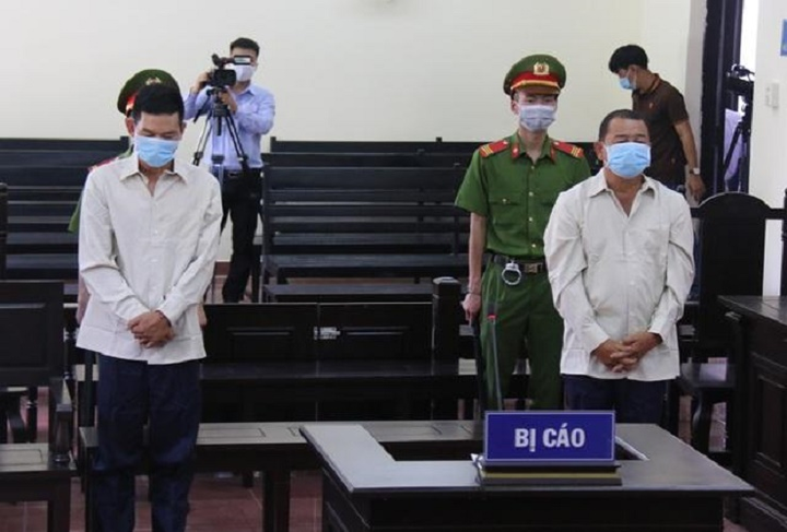 Đánh cán bộ kiểm tra chống dịch COVID-19, 2 người Đắk Nông lĩnh án tù - 1