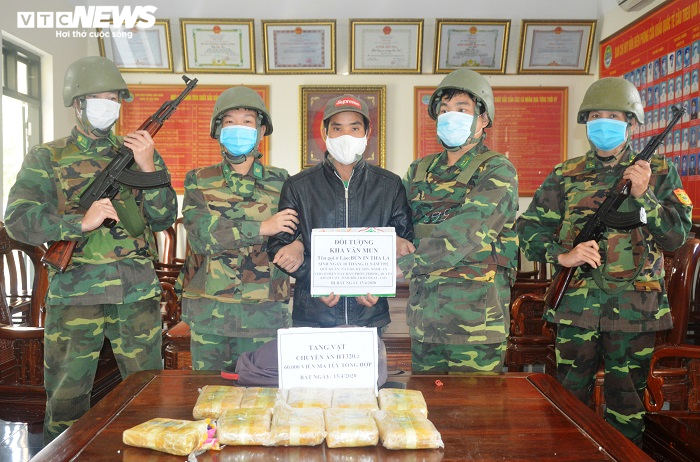 Bắt kẻ cõng 60.000 viên hồng phiến qua biên giới - 1