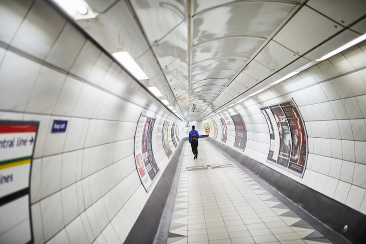 Ga tàu điện ngầm ở London vắng tanh trong những ngày phong tỏa vì COVID-19 - 11
