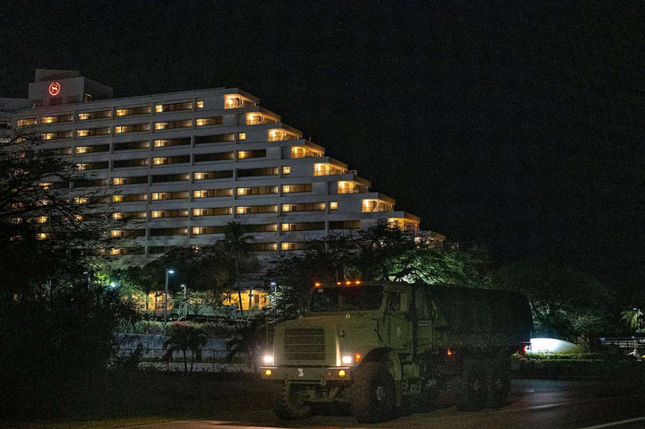 Biến cố COVID-19 'hạ gục' siêu tàu sân bay Mỹ - 10