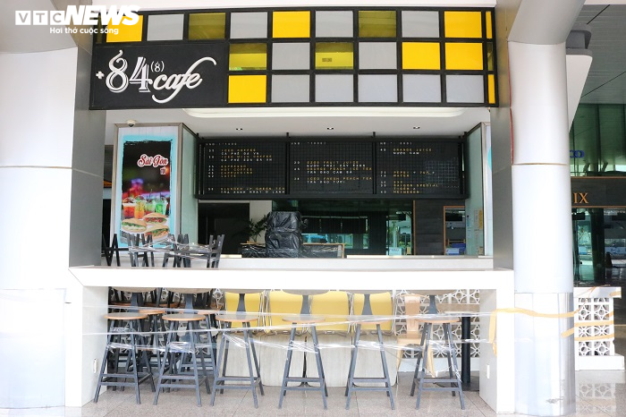 Sân bay Tân Sơn Nhất vẫn đìu hiu trong ngày cuối cách ly toàn xã hội - 10