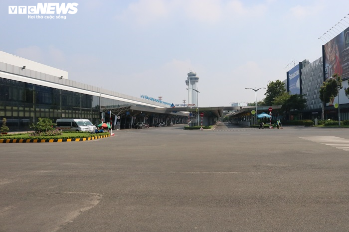 Sân bay Tân Sơn Nhất vẫn đìu hiu trong ngày cuối cách ly toàn xã hội - 1