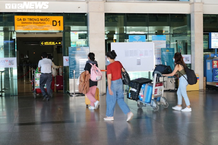 Sân bay Tân Sơn Nhất vẫn đìu hiu trong ngày cuối cách ly toàn xã hội - 9
