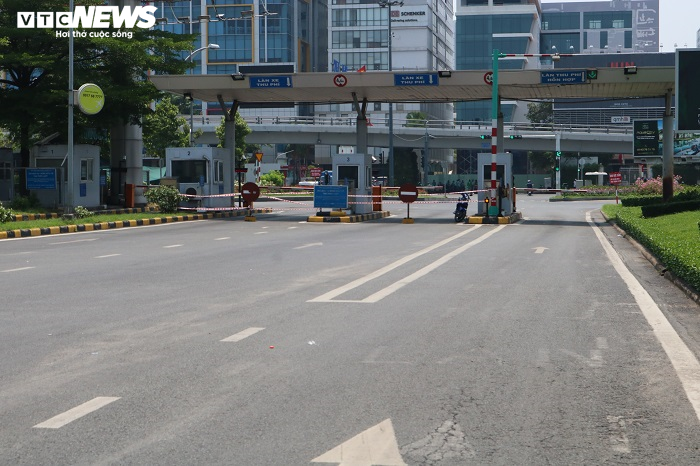 Sân bay Tân Sơn Nhất vẫn đìu hiu trong ngày cuối cách ly toàn xã hội - 4