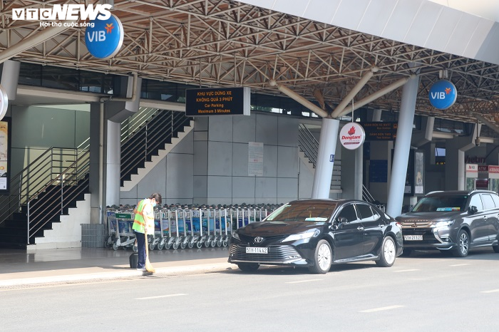 Sân bay Tân Sơn Nhất vẫn đìu hiu trong ngày cuối cách ly toàn xã hội - 5