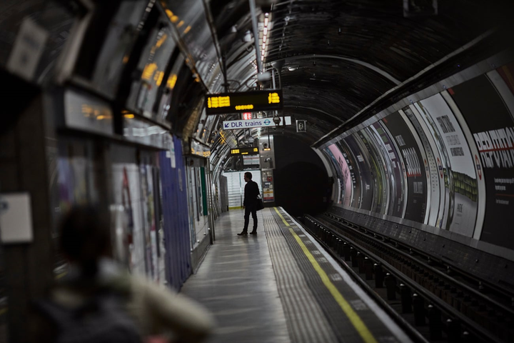 Ga tàu điện ngầm ở London vắng tanh trong những ngày phong tỏa vì COVID-19 - 7