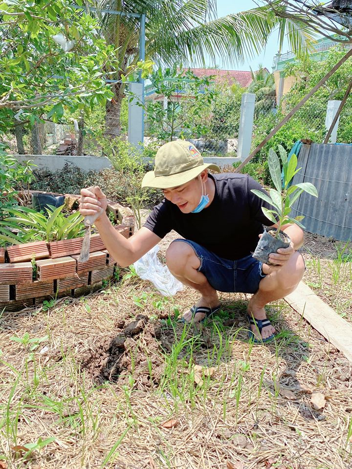 Diễn viên phim 'Nhà có 5 nàng tiên' làm vườn, sửa ống nước khi nghỉ tránh dịch - 1