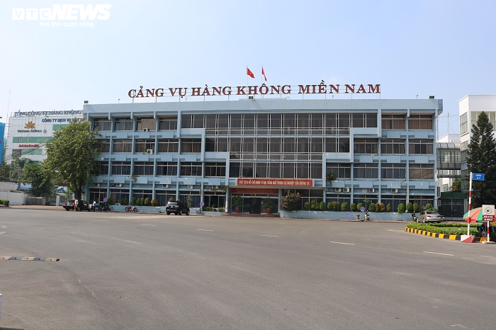 Sân bay Tân Sơn Nhất vẫn đìu hiu trong ngày cuối cách ly toàn xã hội - 11